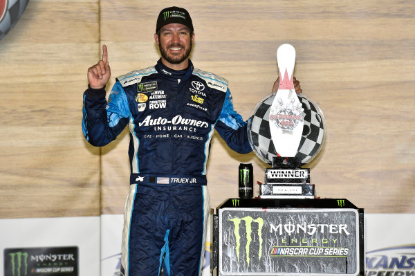 Monster Energy NASCAR Cup Series
Go Bowling 400
Kansas Speedway, Kansas City, KS USA
Sunday 14 May 2017
Martin Truex Jr, Furniture Row Racing, Auto-Owners Insurance Toyota Camry celebrates his win in Victory Lane
World Copyright: Nigel Kinrade
LAT Images
ref: Digital Image 17KAN1nk09859