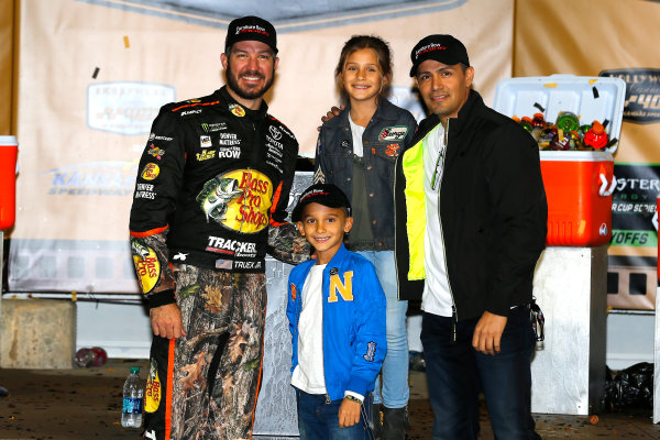 Monster Energy NASCAR Cup Series
Hollywood Casino 400
Kansas Speedway, Kansas City, KS USA
Sunday 22 October 2017
Martin Truex Jr, Furniture Row Racing, Bass Pro Shops / Tracker Boats Toyota Camry celebrates in victory lane with Jay Hernandez
World Copyright: Russell LaBounty
LAT Images Monster Energy NASCAR Cup Series
Hollywood Casino 400
Kansas Speedway, Kansas City, KS USA
Sunday 22 October 2017
Martin Truex Jr, Furniture Row Racing, Bass Pro Shops / Tracker Boats Toyota Camry celebrates in victory lane with Jay Hernandez
World Copyright: Russell LaBounty
LAT Images