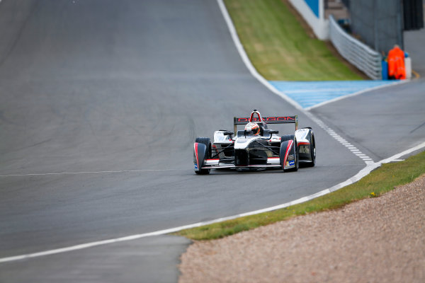 FIA Formula E Championship 2015/16.
Pre-season Testing Session One.
Jerome D'Ambrosio (FRA) Dragon Racing - Venturi VM200-FE-01
Donnington Park Racecourse, Derby, England.
Monday 10 August 2015
Photo: Adam Warner/LAT/Autocar
ref: Digital Image _L5R8021
FIA Formula E Championship 2015/16.
Pre-season Testing Session One.
Jerome D'Ambrosio (FRA) Dragon Racing - Venturi VM200-FE-01
Donnington Park Racecourse, Derby, England.
Monday 10 August 2015
Photo: Adam Warner/LAT/Autocar
ref: Digital Image _L5R8021
