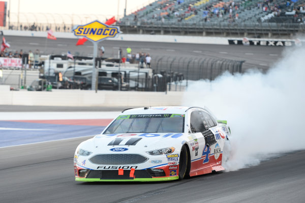 Monster Energy NASCAR Cup Series
AAA Texas 500
Texas Motor Speedway
Fort Worth, TX USA
Sunday 5 November 2017
Kevin Harvick, Stewart-Haas Racing Rodney, Mobil 1 Ford Fusion, does a burnout after winning.
World Copyright: John K Harrelson
LAT Images Monster Energy NASCAR Cup Series
AAA Texas 500
Texas Motor Speedway
Fort Worth, TX USA
Sunday 5 November 2017
Kevin Harvick, Stewart-Haas Racing Rodney, Mobil 1 Ford Fusion, does a burnout after winning.
World Copyright: John K Harrelson
LAT Images