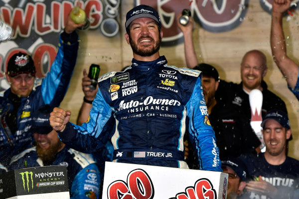 Monster Energy NASCAR Cup Series
Go Bowling 400
Kansas Speedway, Kansas City, KS USA
Saturday 13 May 2017
Martin Truex Jr, Furniture Row Racing, Auto-Owners Insurance Toyota Camry celebrates is win in Victory Lane
World Copyright: Nigel Kinrade
LAT Images
ref: Digital Image 17KAN1nk09959 Monster Energy NASCAR Cup Series
Go Bowling 400
Kansas Speedway, Kansas City, KS USA
Saturday 13 May 2017
Martin Truex Jr, Furniture Row Racing, Auto-Owners Insurance Toyota Camry celebrates is win in Victory Lane
World Copyright: Nigel Kinrade
LAT Images
ref: Digital Image 17KAN1nk09959