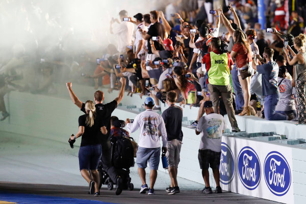 Monster Energy NASCAR Cup Series
Ford EcoBoost 400
Homestead-Miami Speedway, Homestead, FL USA
Sunday 19 November 2017
Fans (including a man in a wheelchair) on the track surface during the burnout
World Copyright: Michael L. Levitt
LAT Images Monster Energy NASCAR Cup Series
Ford EcoBoost 400
Homestead-Miami Speedway, Homestead, FL USA
Sunday 19 November 2017
Fans (including a man in a wheelchair) on the track surface during the burnout
World Copyright: Michael L. Levitt
LAT Images