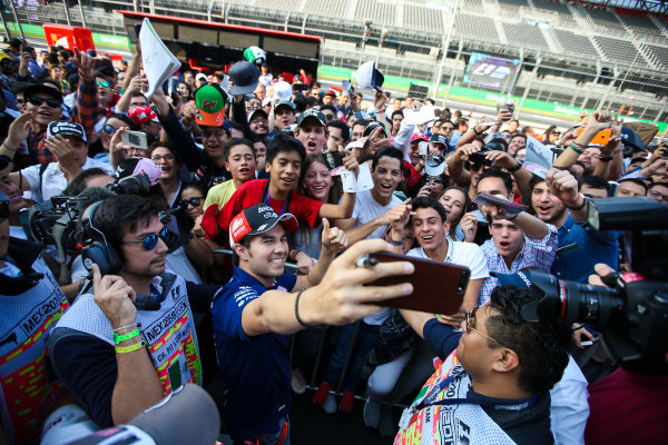 Autodromo Hermanos Rodriguez, Mexico City, Mexico.
Thursday 26 October 2017.
Home race hero Sergio Perez, Force India, takes a selfie with excited fans.
World Copyright: Charles Coates/LAT Images 
ref: Digital Image DJ5R7958