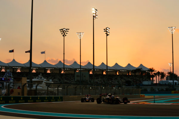 Yas Marina Circuit, Abu Dhabi, United Arab Emirates.
Saturday 28 November 2015.
Romain Grosjean, Lotus E23 Mercedes, leads Max Verstappen, Toro Rosso STR10 Renault.
World Copyright: Steven Tee/LAT Photographic.
ref: Digital Image _X0W5362