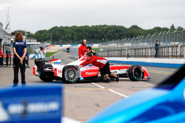 FIA Formula E Second Pre-Season Testing Event.
Felix Rosenqvist, Mahindra Racing, Spark-Mahindra, is wheeled back into the garage in the pit lane.
Donington Park Racecourse,
Derby, United Kingdom.
Wednesday 7 September 2016.
Photo: Adam Warner / LAT
ref: Digital Image _14P4006
