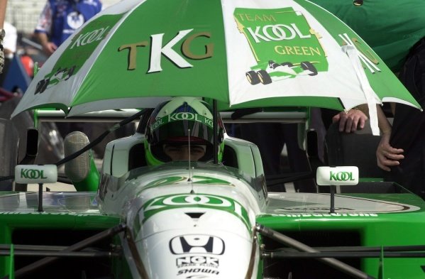 Dario Franchitti (GBR), Team Kool Green Racing Reynard Honda tries to keep cool in the 90 plus degree heat at Monterrey, Mexico.
Tecate Telmex Monterrey Grand Prix, Fundidora Park, Mexico. First Qualifying - 8 March 2002.
DIGITAL IMAGE