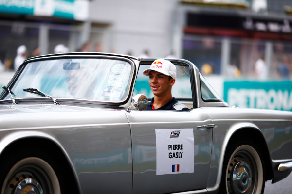 Sepang International Circuit, Sepang, Malaysia.
Sunday 01 October 2017.
Pierre Gasly, Reserve Driver, Toro Rosso, rides in a Triumph TR on the drivers’ parade.
World Copyright: Andy Hone/LAT Images 
ref: Digital Image _ONZ0133