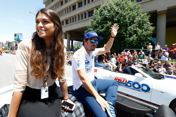 Verizon IndyCar Series
Indianapolis 500 Drivers Meeting
Indianapolis Motor Speedway, Indianapolis, IN USA
Saturday 27 May 2017
Fernando Alonso, McLaren-Honda-Andretti Honda, with girlfriend Linda Morselli on the downtown parade.
World Copyright: Steven Tee/LAT Images
ref: Digital Image _R3I6814