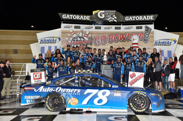 Monster Energy NASCAR Cup Series
Go Bowling 400
Kansas Speedway, Kansas City, KS USA
Sunday 14 May 2017
Martin Truex Jr, Furniture Row Racing, Auto-Owners Insurance Toyota Camry celebrates his win in Victory Lane
World Copyright: Nigel Kinrade
LAT Images
ref: Digital Image 17KAN1nk09829