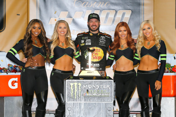 Monster Energy NASCAR Cup Series
Hollywood Casino 400
Kansas Speedway, Kansas City, KS USA
Sunday 22 October 2017
Martin Truex Jr, Furniture Row Racing, Bass Pro Shops / Tracker Boats Toyota Camry celebrates in victory lane 
World Copyright: Russell LaBounty
LAT Images