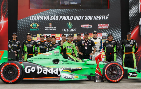 4-5 May, 2013, Sao Paulo, Brazil
James Hinchcliffe and crew pose with Chevy hats
©2013, Phillip Abbott
LAT Photo USA 4-5 May, 2013, Sao Paulo, Brazil
James Hinchcliffe and crew pose with Chevy hats
©2013, Phillip Abbott
LAT Photo USA