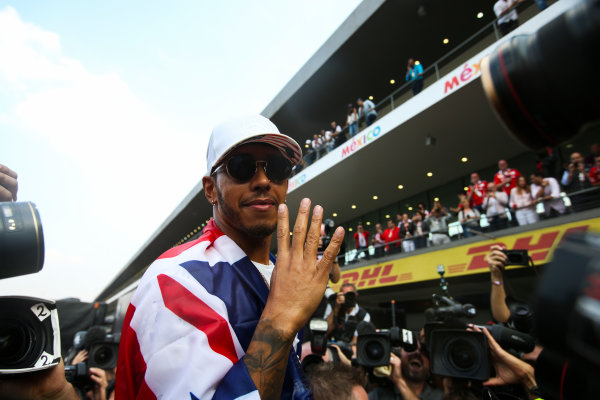 Autodromo Hermanos Rodriguez, Mexico City, Mexico.
Sunday 29 October 2017.
Lewis Hamilton, Mercedes AMG, with Union flag across his shoulders, holds four fingers up in celebration of becoming the first British 4 times world champion in history.
World Copyright: Charles Coates/LAT Images
ref: Digital Image DJ5R7887 Autodromo Hermanos Rodriguez, Mexico City, Mexico.
Sunday 29 October 2017.
Lewis Hamilton, Mercedes AMG, with Union flag across his shoulders, holds four fingers up in celebration of becoming the first British 4 times world champion in history.
World Copyright: Charles Coates/LAT Images
ref: Digital Image DJ5R7887