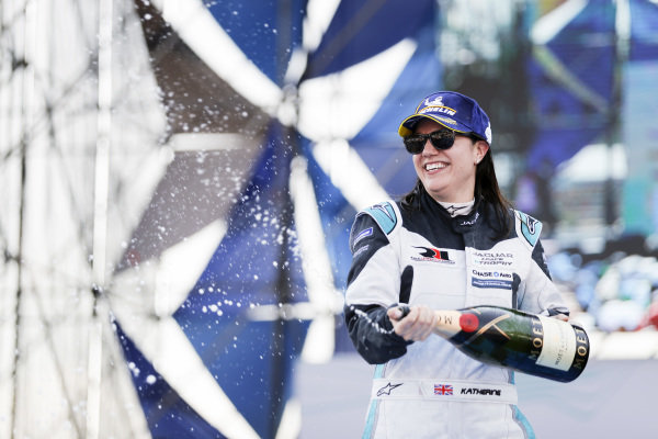 Race winner Katherine Legge (GBR), Rahal Letterman Lanigan Racing celebrates on the podium