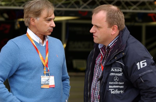 2006 F3 Euro Series.
Round 17 & 18, Le Mans Bugatti Circuit. 13th - 15th October 2006.
(left) father of Daniel La Rosa (GER), Mücke Motorsport, AMG-Mercedes C-Klasse chatting with a member of the management team off Giedo van der Garde (NED), ASM Formula 3, Dallara F305 Mercedes
World Copyright: Pieters/xpb
cc/LAT
ref: Digital Image Only