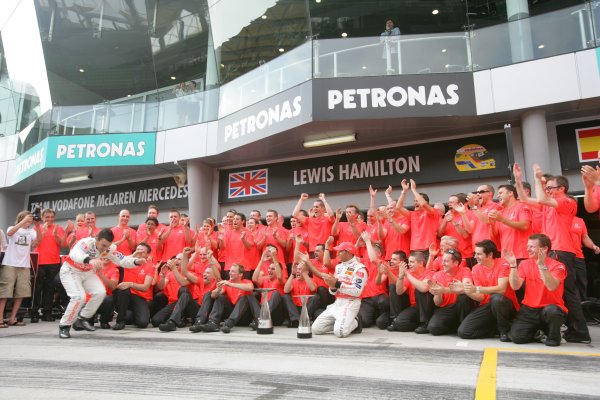 2007 Malaysian Grand Prix - Sunday Race
Sepang, Kuala Lumpur. Malaysia.
8th April 2007.
Fernando Alonso, McLaren MP4-22 Mercedes, 1st position, and Lewis Hamilton, McLaren MP4-22 Mercedes, 2nd position, celebrate the McLaren one-two with their team. Portrait.
World Copyright: Andrew Ferraro/LAT Photographic.
ref: Digital Image ZP9O2757 2007 Malaysian Grand Prix - Sunday Race
Sepang, Kuala Lumpur. Malaysia.
8th April 2007.
Fernando Alonso, McLaren MP4-22 Mercedes, 1st position, and Lewis Hamilton, McLaren MP4-22 Mercedes, 2nd position, celebrate the McLaren one-two with their team. Portrait.
World Copyright: Andrew Ferraro/LAT Photographic.
ref: Digital Image ZP9O2757