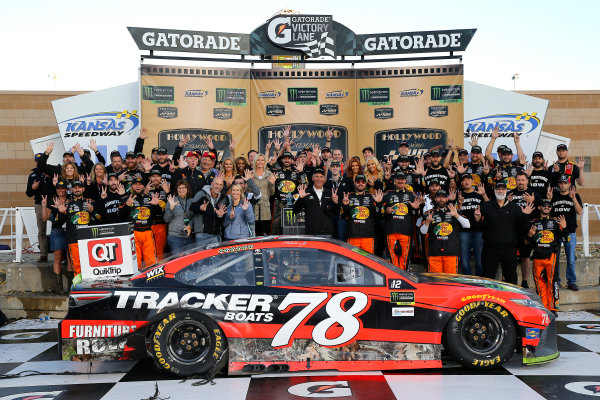 Monster Energy NASCAR Cup Series
Hollywood Casino 400
Kansas Speedway, Kansas City, KS USA
Sunday 22 October 2017
Martin Truex Jr, Furniture Row Racing, Bass Pro Shops / Tracker Boats Toyota Camry celebrates in victory lane
World Copyright: Russell LaBounty
LAT Images Monster Energy NASCAR Cup Series
Hollywood Casino 400
Kansas Speedway, Kansas City, KS USA
Sunday 22 October 2017
Martin Truex Jr, Furniture Row Racing, Bass Pro Shops / Tracker Boats Toyota Camry celebrates in victory lane
World Copyright: Russell LaBounty
LAT Images