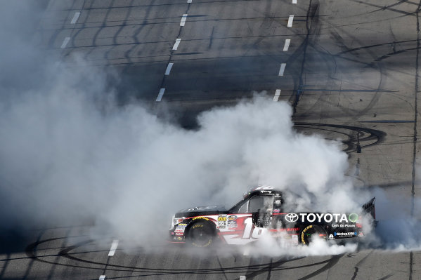 1-2 April, 2016, Martinsville, Virginia USA
Kyle Busch (18) does a burnout after winning.
©2016, John Harrelson / LAT Photo USA
1-2 April, 2016, Martinsville, Virginia USA
Kyle Busch (18) does a burnout after winning.
©2016, John Harrelson / LAT Photo USA
