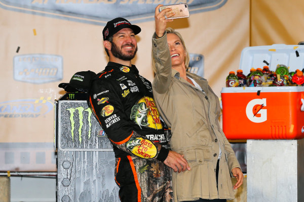 Monster Energy NASCAR Cup Series
Hollywood Casino 400
Kansas Speedway, Kansas City, KS USA
Sunday 22 October 2017
Martin Truex Jr, Furniture Row Racing, Bass Pro Shops / Tracker Boats Toyota Camry celebrates in victory lane
World Copyright: Russell LaBounty
LAT Images Monster Energy NASCAR Cup Series
Hollywood Casino 400
Kansas Speedway, Kansas City, KS USA
Sunday 22 October 2017
Martin Truex Jr, Furniture Row Racing, Bass Pro Shops / Tracker Boats Toyota Camry celebrates in victory lane
World Copyright: Russell LaBounty
LAT Images