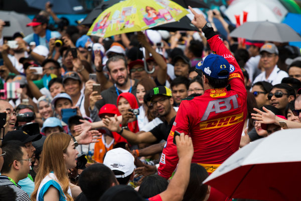 2015/2016 FIA Formula E Championship.
Putrajaya ePrix, Putrajaya, Malaysia.
Saturday 7 November 2015.
Podium
Lucas Di Grassi (BRA), ABT Audi Sport FE01 runs through the crowd at the podium
Photo: Sam Bloxham/FIA Formula E/LAT
ref: Digital Image _SBL1248