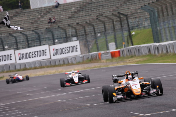 2017 Japanese Formula 3 Championship.
Suzuka, Japan. 24th - 25th June 2017. Rd 10 & 11.
Rd11 Winner Sho Tsuboi ( #1 Corolla Chukyo Kuo TOM?S F317 ) 2nd position Alex Palou ( #12 ThreeBond Racing with DRAGO CORSE ) 3rd position Mitsunori Takaboshi ( #23 B-MAX NDDP F3 ) action
World Copyright: Masahide Kamio / LAT Images.
Ref: 2017JF3_Rd11_04