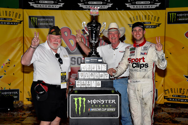 Monster Energy NASCAR Cup Series
Bojangles' Southern 500
Darlington Raceway, Darlington, SC USA
Sunday 3 September 2017
Denny Hamlin, Joe Gibbs Racing, Sport Clips Toyota Camry wins.
World Copyright: Rusty Jarrett
LAT Images Monster Energy NASCAR Cup Series
Bojangles' Southern 500
Darlington Raceway, Darlington, SC USA
Sunday 3 September 2017
Denny Hamlin, Joe Gibbs Racing, Sport Clips Toyota Camry wins.
World Copyright: Rusty Jarrett
LAT Images
