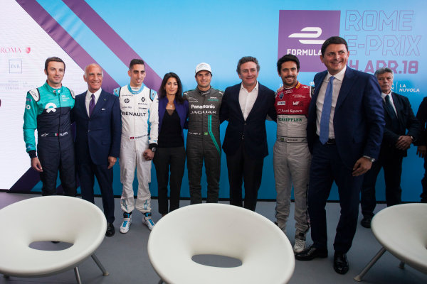 2017/2018 FIA Formula E Championship.
Street Demonstration - Rome, Italy.
Luca Filippi, NIO Formula E Team with Angelo Sticchi Damiani, President of ACI, Sebastien Buemi (SUI), Renault e.Dams, Virginia Raggi, Mayor of Rome, Nelson Piquet Jr. (BRA), Panasonic Jaguar Racing, Alejandro Agag, Founder and CEO of the FIA Formula E Championship, Lucas Di Grassi (BRA), Audi Sport ABT Schaeffler, and Roberto Diacetti, EUR S.p.A Chairman. Thursday 19 October 2017.
Photo: Andrew Ferraro/LAT/Formula E
ref: Digital Image _MG_9565