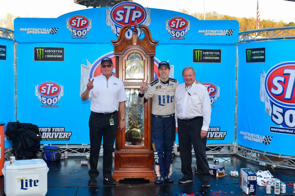2017 Monster Energy NASCAR Cup Series
STP 500
Martinsville Speedway, Martinsville, VA USA
Sunday 2 April 2017
Tim Duerr, Brad Keselowski, and Edsel Ford in victory lane
World Copyright: Logan Whitton/LAT Images
ref: Digital Image 17MART1LW2828 2017 Monster Energy NASCAR Cup Series
STP 500
Martinsville Speedway, Martinsville, VA USA
Sunday 2 April 2017
Tim Duerr, Brad Keselowski, and Edsel Ford in victory lane
World Copyright: Logan Whitton/LAT Images
ref: Digital Image 17MART1LW2828