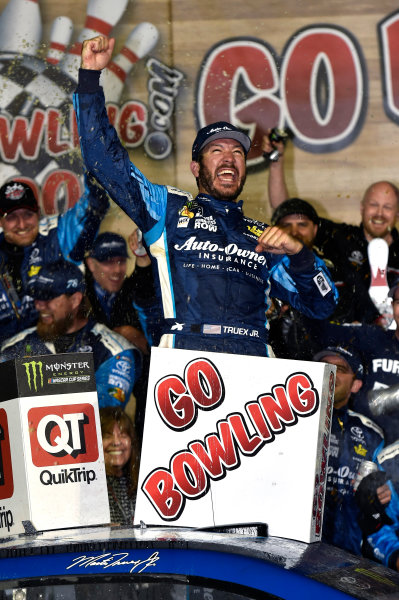 Monster Energy NASCAR Cup Series
Go Bowling 400
Kansas Speedway, Kansas City, KS USA
Saturday 13 May 2017
Martin Truex Jr, Furniture Row Racing, Auto-Owners Insurance Toyota Camry celebrates is win in Victory Lane
World Copyright: Nigel Kinrade
LAT Images
ref: Digital Image 17KAN1nk09957