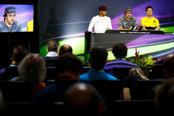 Circuit Gilles Villeneuve, Montreal, Canada.
Thursday 08 June 2017.
Lewis Hamilton, Mercedes AMG, alongside Fernando Alonso, McLaren, and Jolyon Palmer, Renault Sport F1, in the Thursday press conference.
World Copyright: Glenn Dunbar/LAT Images
ref: Digital Image _X4I3086