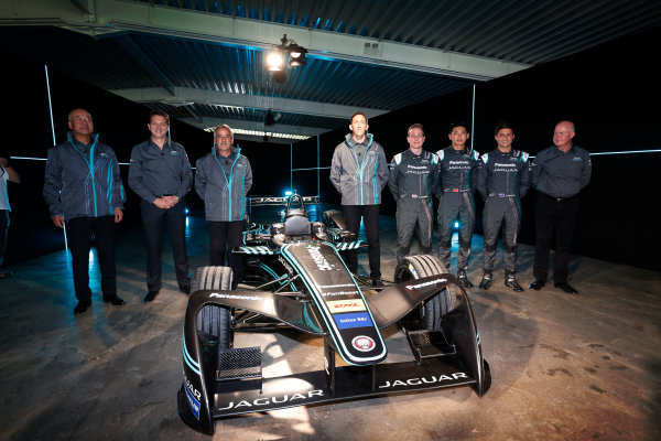 Jaguar Racing Official Formula E Launch
Jaguar Heritage Collections Centre, Gaydon, UK
Thursday 8 September 2016
The team pose for pictures with the new Jaguar Racing Formula E car.
World Copyright: Andrew Ferraro/LAT Photographic
ref: Digital Image _14P4535