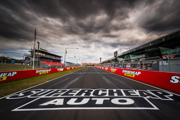 2017 Supercars Championship Round 11. 
Bathurst 1000, Mount Panorama, New South Wales, Australia.
Tuesday 3rd October to Sunday 8th October 2017.
Start finish line.
World Copyright: Daniel Kalisz/LAT Images
Ref: Digital Image 031017_VASCR11_DKIMG_0057.jpg