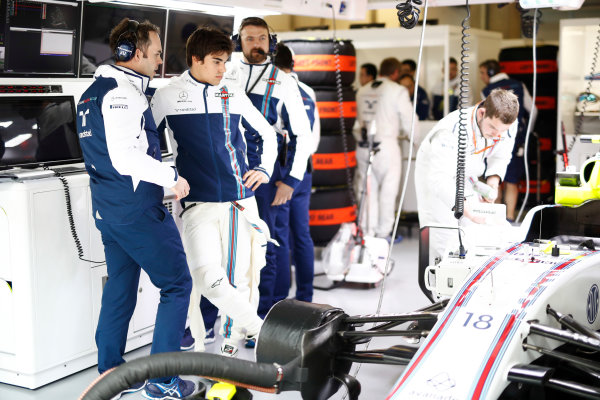 Shanghai International Circuit, Shanghai, China. 
Sunday 09 April 2017.
Lance Stroll, Williams Martini Racing, in conference with engineers in the team’s garage.
World Copyright: Glenn Dunbar/LAT Images
ref: Digital Image _X4I8949