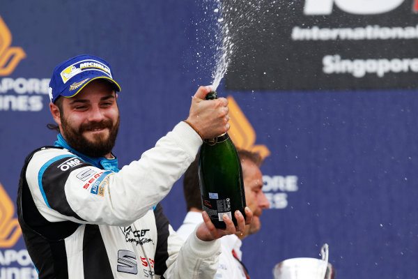 2015 TCR International Series Round 9.
Marina Bay Circuit, Singapore.
Sunday 20 September 2015.
Stefano Comini, No.25 Target Competition, sprays the Champagne on the podium.
World Copyright: Sam Bloxham/LAT Photographic.
ref: Digital Image _G7C4047