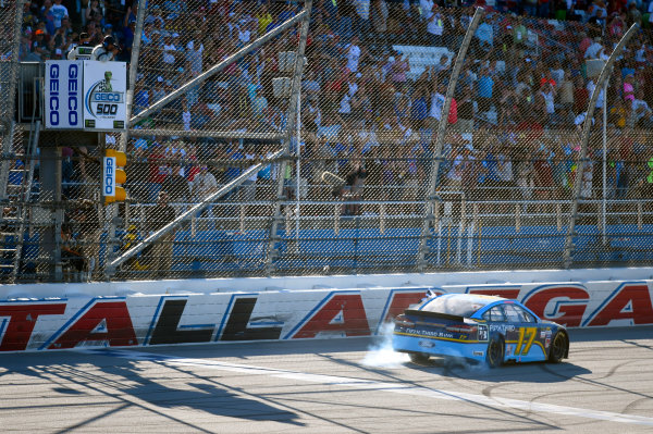 Monster Energy NASCAR Cup Series
GEICO 500
Talladega Superspeedway, Talladega, AL USA
Sunday 7 May 2017
Ricky Stenhouse Jr, Roush Fenway Racing, Fifth Third Bank Ford Fusion celebrates his win
World Copyright: Nigel Kinrade
LAT Images
ref: Digital Image 17TAL1nk07530 Monster Energy NASCAR Cup Series
GEICO 500
Talladega Superspeedway, Talladega, AL USA
Sunday 7 May 2017
Ricky Stenhouse Jr, Roush Fenway Racing, Fifth Third Bank Ford Fusion celebrates his win
World Copyright: Nigel Kinrade
LAT Images
ref: Digital Image 17TAL1nk07530