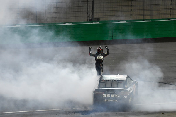 Monster Energy NASCAR Cup Series
Quaker State 400
Kentucky Speedway, Sparta, KY USA
Saturday 8 July 2017
Martin Truex Jr, Furniture Row Racing, Furniture Row/Denver Mattress Toyota Camry celebrates with a burnout
World Copyright: Logan Whitton
LAT Images