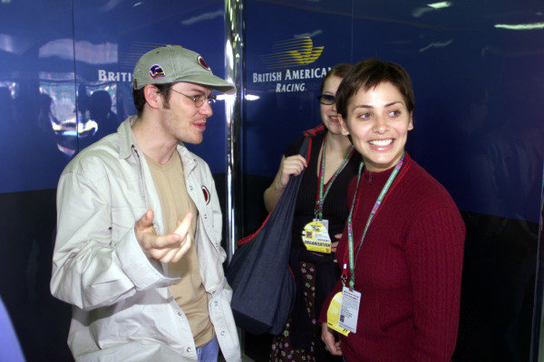 1999 Australian Grand Prix.
Albert Park, Melbourne, Australia. 
5-7 March 1999.
Singer and former actress Natalie Imbruglia meets Jacques Villeneuve (BAR Supertec).
World Copyright - Tee/LAT Photographic

