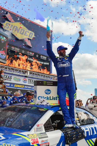 2017 Monster Energy NASCAR Cup Series
O'Reilly Auto Parts 500
Texas Motor Speedway, Fort Worth, TX USA
Sunday 9 April 2017
Jimmie Johnson celebrates in Sunoco Victory Lane
World Copyright: Logan Whitton/LAT Images
ref: Digital Image 17TEX1LW3668