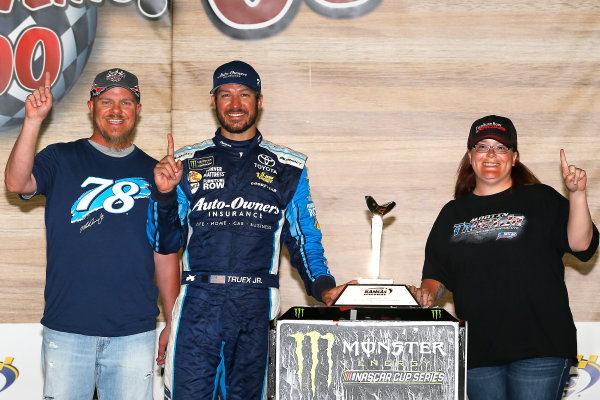 Monster Energy NASCAR Cup Series
Go Bowling 400
Kansas Speedway, Kansas City, KS USA
Sunday 14 May 2017
Martin Truex Jr, Furniture Row Racing, Auto-Owners Insurance Toyota Camry celebrates in victory lane
World Copyright: Russell LaBounty
LAT Images
ref: Digital Image 17KAN1rl_7943 Monster Energy NASCAR Cup Series
Go Bowling 400
Kansas Speedway, Kansas City, KS USA
Sunday 14 May 2017
Martin Truex Jr, Furniture Row Racing, Auto-Owners Insurance Toyota Camry celebrates in victory lane
World Copyright: Russell LaBounty
LAT Images
ref: Digital Image 17KAN1rl_7943