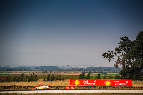 2017 Supercars Championship Round 2.
Tasmania SuperSprint, Simmons Plains Raceway, Tasmania, Australia.
Friday April 7th to Sunday April 9th 2017.
Fabian Coulthard drives the #12 Shell V-Power Racing Team Ford Falcon FGX.
World Copyright: Daniel Kalisz/LAT Images
Ref: Digital Image 070417_VASCR2_DKIMG_1567.JPG 2017 Supercars Championship Round 2.
Tasmania SuperSprint, Simmons Plains Raceway, Tasmania, Australia.
Friday April 7th to Sunday April 9th 2017.
Fabian Coulthard drives the #12 Shell V-Power Racing Team Ford Falcon FGX.
World Copyright: Daniel Kalisz/LAT Images
Ref: Digital Image 070417_VASCR2_DKIMG_1567.JPG