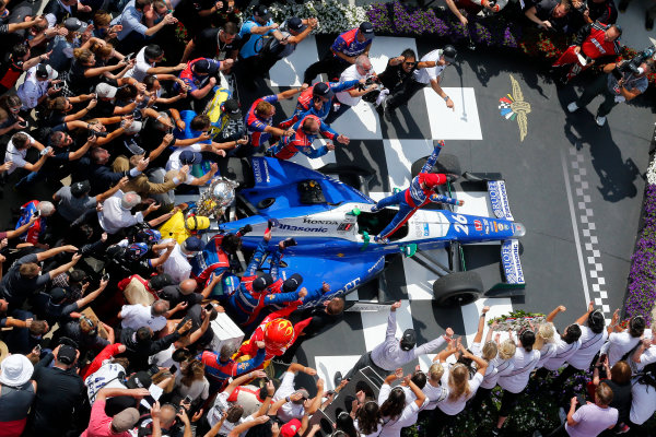 Verizon IndyCar Series
Indianapolis 500 Race
Indianapolis Motor Speedway, Indianapolis, IN USA
Sunday 28 May 2017
Takuma Sato, Andretti Autosport Honda celebrates in victory lane after winning
World Copyright: Russell LaBounty
LAT Images Verizon IndyCar Series
Indianapolis 500 Race
Indianapolis Motor Speedway, Indianapolis, IN USA
Sunday 28 May 2017
Takuma Sato, Andretti Autosport Honda celebrates in victory lane after winning
World Copyright: Russell LaBounty
LAT Images