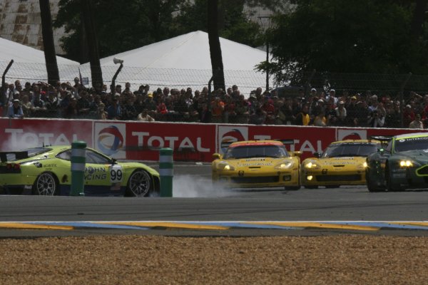 2007 Le Mans 24 Hours.
Le Mans, France. 13th - 17th June.
Race.
Tracy Krohn (USA)/ Nic Jonsson (SWE)/Colin Braun (USA) (no 99 Ferrari F430 GT) spins at the chicane.
World Copyright: Kevin Wood/LAT Photographic.
ref: Digital ImageIMG_1009
2007 Le Mans 24 Hours.
Le Mans, France. 13th - 17th June.
Race.
Tracy Krohn (USA)/ Nic Jonsson (SWE)/Colin Braun (USA) (no 99 Ferrari F430 GT) spins at the chicane.
World Copyright: Kevin Wood/LAT Photographic.
ref: Digital ImageIMG_1009