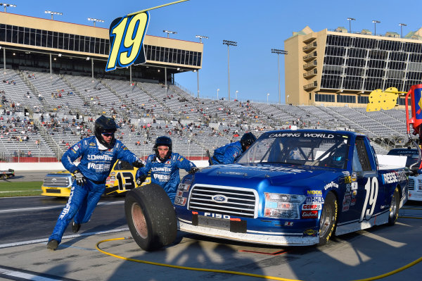 2017 NASCAR Camping World Truck Series - Active Pest Control 200
Atlanta Motor Speedway, Hampton, GA USA
Saturday 4 March 2017
Austin Cindric pit stop
World Copyright: Nigel Kinrade/LAT Images
ref: Digital Image 17ATL1nk06319 2017 NASCAR Camping World Truck Series - Active Pest Control 200
Atlanta Motor Speedway, Hampton, GA USA
Saturday 4 March 2017
Austin Cindric pit stop
World Copyright: Nigel Kinrade/LAT Images
ref: Digital Image 17ATL1nk06319