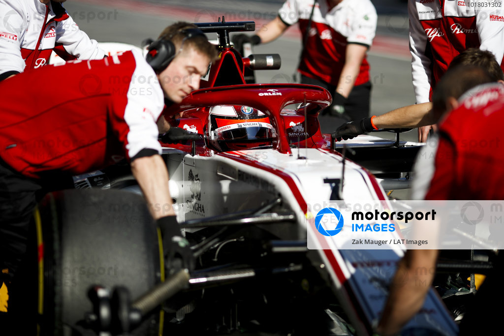 Kimi Raikkonen, Alfa Romeo Racing C39 tlačil mechanici do boxovej uličky