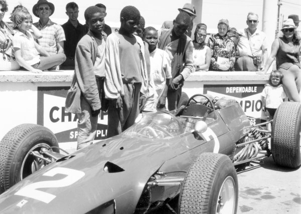 1965 South African Grand Prix.
East London, South Africa.
30/12/64-1/1/1965.
Lorenzo Bandini (Ferrari 1512), 15th position and retired. Here the local crowd gather in the pits to see the cars close up.
Ref-28044
World Copyright - LAT Photographic 1965 South African Grand Prix.
East London, South Africa.
30/12/64-1/1/1965.
Lorenzo Bandini (Ferrari 1512), 15th position and retired. Here the local crowd gather in the pits to see the cars close up.
Ref-28044
World Copyright - LAT Photographic