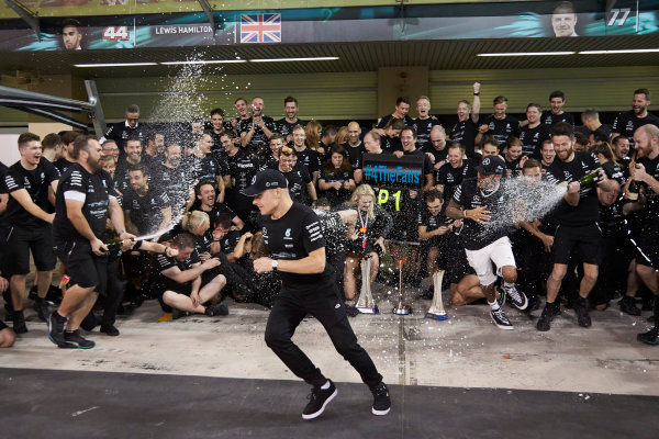 Yas Marina Circuit, Abu Dhabi, United Arab Emirates.
Sunday 26 November 2017.
Toto Wolff, Executive Director (Business), Mercedes AMG, Valtteri Bottas, Mercedes AMG, 1st Position, his wife Emelia, Lewis Hamilton, Mercedes AMG, 2nd Position, and the Mercedes team celebrate a great race result and another highly successful season.
World Copyright: Steve Etherington/LAT Images
ref: Digital Image SNE13495 Yas Marina Circuit, Abu Dhabi, United Arab Emirates.
Sunday 26 November 2017.
Toto Wolff, Executive Director (Business), Mercedes AMG, Valtteri Bottas, Mercedes AMG, 1st Position, his wife Emelia, Lewis Hamilton, Mercedes AMG, 2nd Position, and the Mercedes team celebrate a great race result and another highly successful season.
World Copyright: Steve Etherington/LAT Images
ref: Digital Image SNE13495