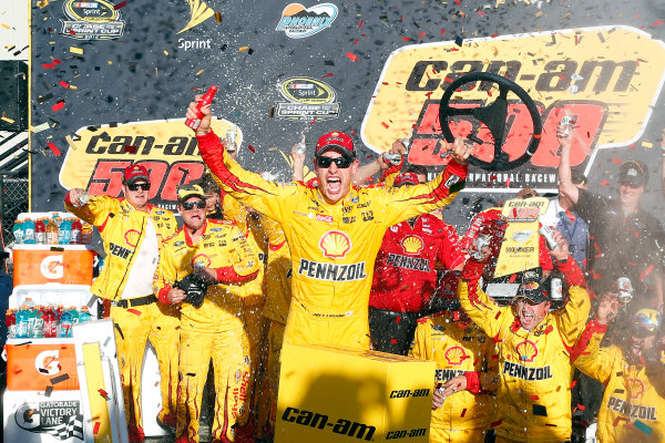 11-13 November, 2016, Avondale, Arizona USA
Joey Logano celebrates in victory lane 
?2016, Russell LaBounty
LAT Photo USA

