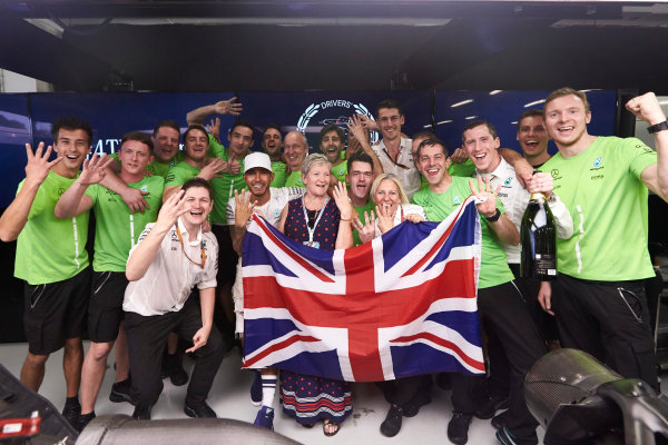 Autodromo Hermanos Rodriguez, Mexico City, Mexico.
Sunday 29 October 2017.
Lewis Hamilton, Mercedes AMG, celebrates with his team and his mother Carmen Larbalestier after securing the world drivers championship title for the fourth time.
World Copyright: Steve Etherington/LAT Images 
ref: Digital Image SNE14589
