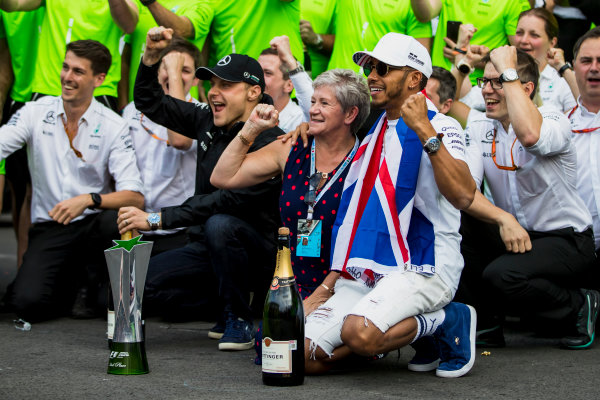 Autodromo Hermanos Rodriguez, Mexico City, Mexico.
Sunday 29 October 2017.
Lewis Hamilton, Mercedes AMG, with his mum Carmen Larbalestier, team mate Valtteri Bottas, Mercedes AMG, 2nd Position, and the Mercedes team, celebrate a 4th World title for Hamilton and a podium result for Bottas.
World Copyright: Zak Mauger/LAT Images
ref: Digital Image _31I8122 Autodromo Hermanos Rodriguez, Mexico City, Mexico.
Sunday 29 October 2017.
Lewis Hamilton, Mercedes AMG, with his mum Carmen Larbalestier, team mate Valtteri Bottas, Mercedes AMG, 2nd Position, and the Mercedes team, celebrate a 4th World title for Hamilton and a podium result for Bottas.
World Copyright: Zak Mauger/LAT Images
ref: Digital Image _31I8122