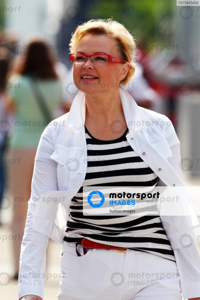 Oksana Kosachenko (RUS) Manager of Vitaly Petrov (RUS) Renault. Formula ...