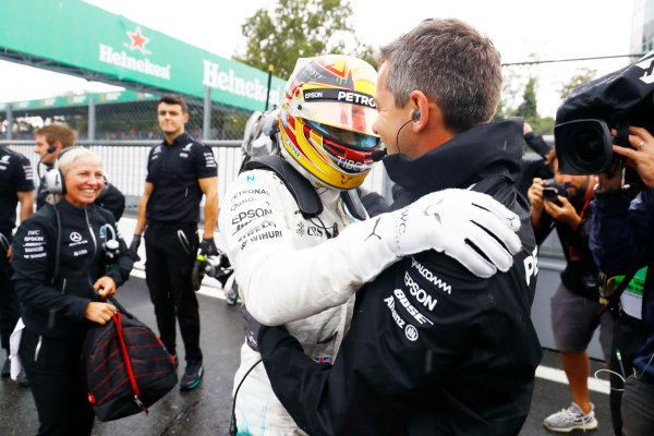 Autodromo Nazionale di Monza, Italy.
Saturday 02 September 2017.
Lewis Hamilton, Mercedes AMG, celebrates with his team after taking his 69th F1 Pole Position.
World Copyright: Steven Tee/LAT Images
ref: Digital Image _R3I4926 Autodromo Nazionale di Monza, Italy.
Saturday 02 September 2017.
Lewis Hamilton, Mercedes AMG, celebrates with his team after taking his 69th F1 Pole Position.
World Copyright: Steven Tee/LAT Images
ref: Digital Image _R3I4926